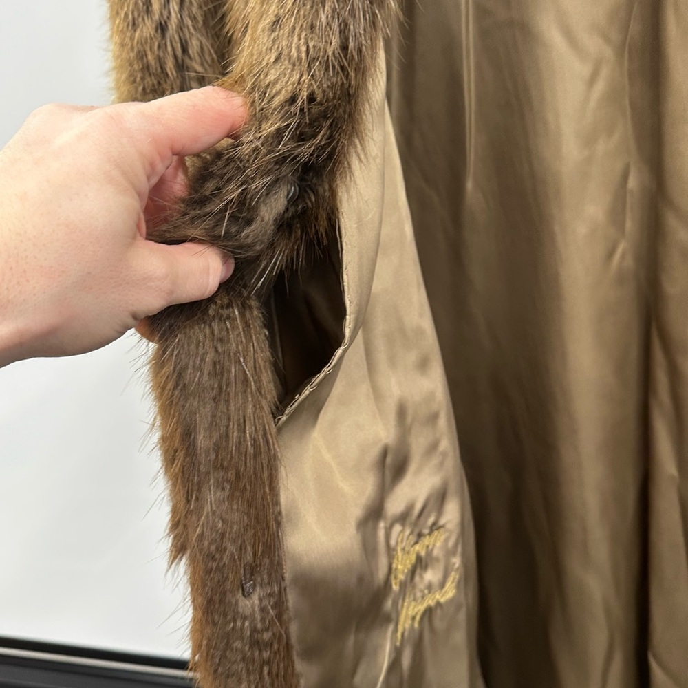 Elegant Dion Furs Real Beaver Fur Coat - Picture 5 of 11